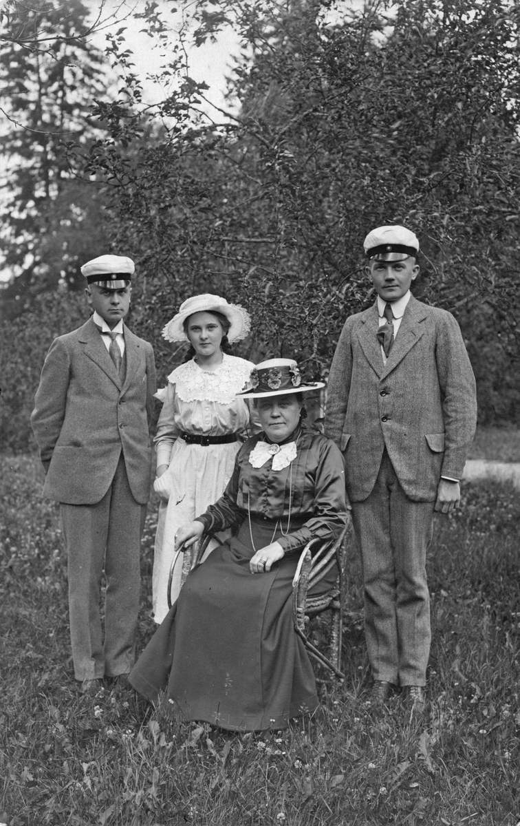 Prof. Henrik Sjögren, Ebba Hartzell (f. Sjögren), Walter Sjögren och sittande deras mor Emilie.