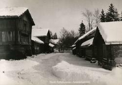 Postkort. Setesdalsgårdene i vinterdrakt. Setesdaltunet, NF.