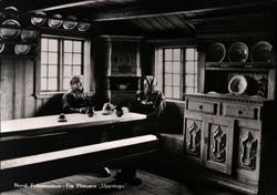 Postkort. Ylistuens "Uppstugu", to kvinner ved langbordet. T