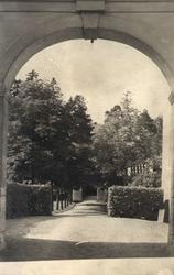 Postkort. Blikk gjennom portalen og inn i museumsområdet.
 