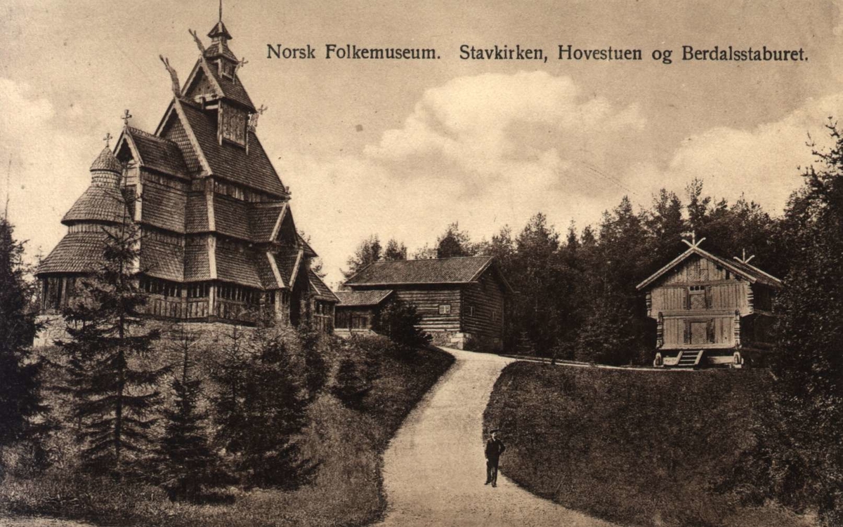 Postkort. Norsk  Folkemuseum. Gol stavkirke, Hovestua, Berdalsloftet