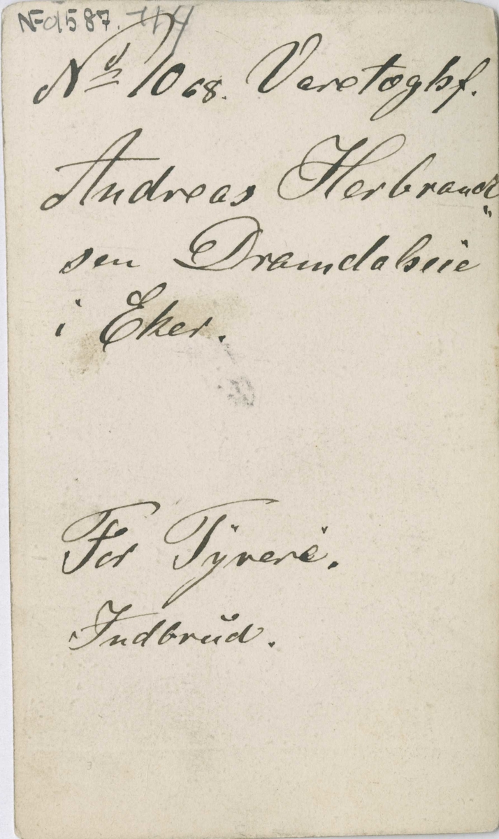 Fangeportrett. Andreas Herbrandsen Dramdalseie, arrestert i 1868, innsatt i distriktsfengslet i Hokksund for tyveri / innbrudd.