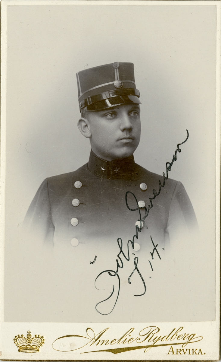 Porträtt av John Svante Laurentius Svenson, underlöjtnant vid Hälsinge regemente I 14.

Se även bild AMA.0009056.