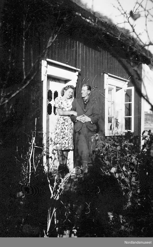 Ingvald Johan Kristensen, f. 1913,, fra Kjelling og Solveig fra Skånland. De var forlovet, men rakk ikke å gifte seg, da Ingvald omkom i et krigsforlis med "Prinsesse Ragnhild" i 1940.