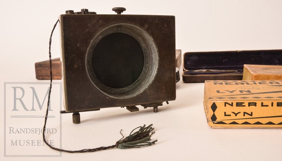 Samlingen består av fotoapparat med tilhørende studioutstyr og utstyr for glassplater. Tilhørende arkivmateriale etter Nielsen i Opplandsarkivet avd. Hadeland Folkemuseum.