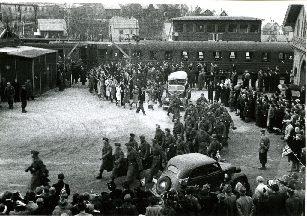 Utmarsj fra Narvik jernbanestasjon 17. mai tog? Soldater Russ