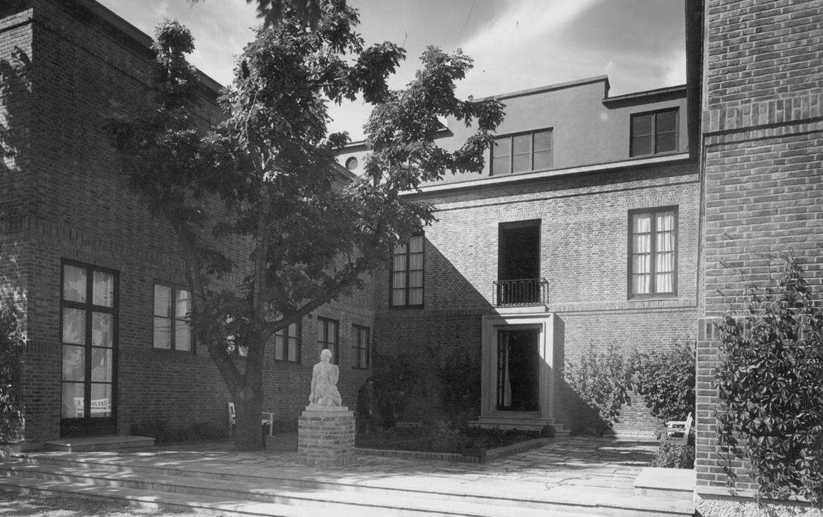 Trondheim kunstmuseums hovedbygning 1930, bakgården mot Vestfrontplassen og Nidarosdomen. Dette rommet ble forsvant da tilbygget sto ferdig i 1986. (Foto/Photo)