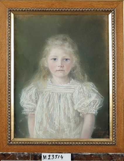 Pastellmålning.
Porträtt av Siri Ekedahls dotter Elisabeth (1895-1980). 
Flicka, klädd i smalrandig klänning i vitt, blått och rött.