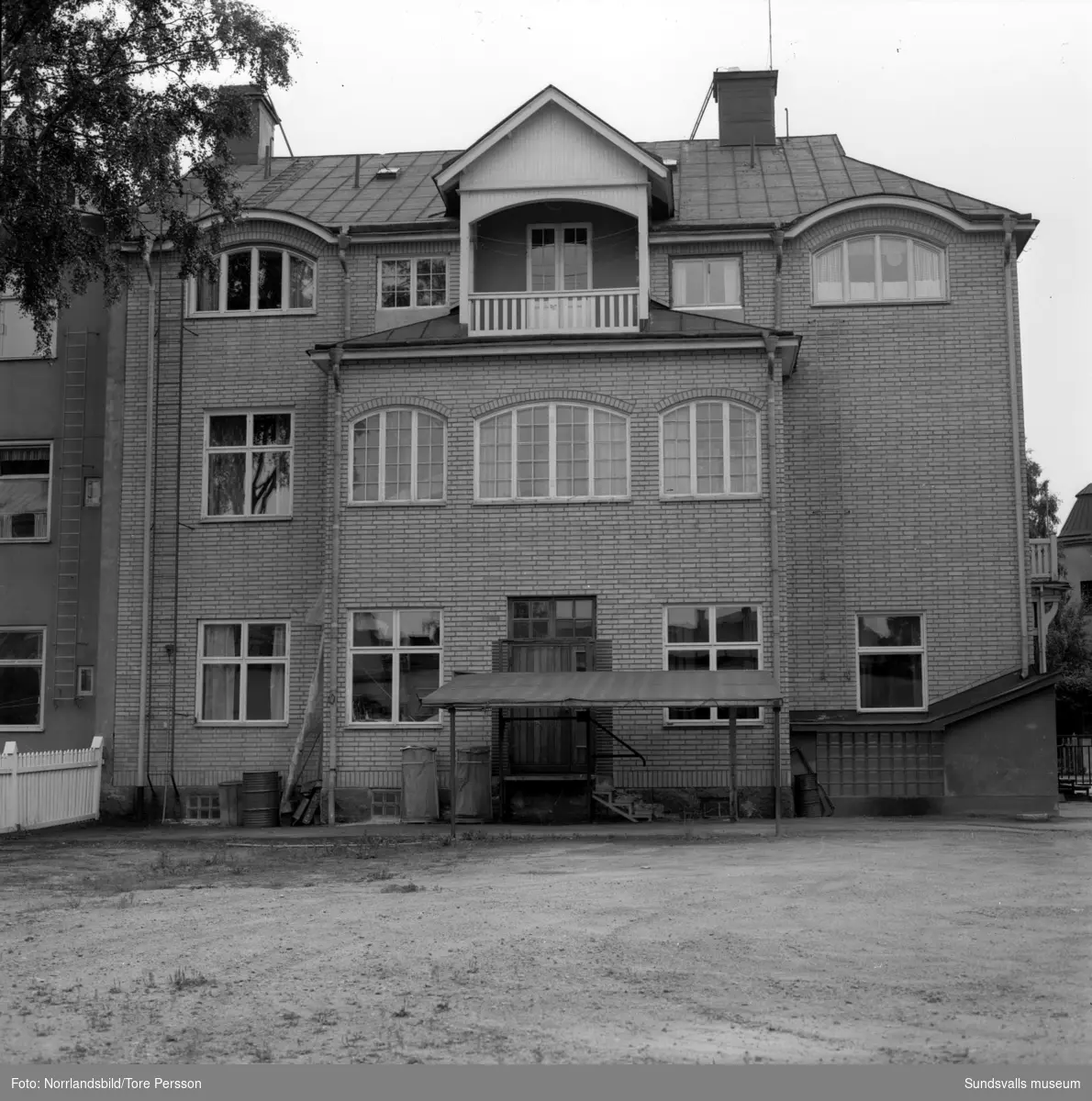 Exteriörbilder samt fasaddetaljer på fastigheten vid Östra Långgatan 14.