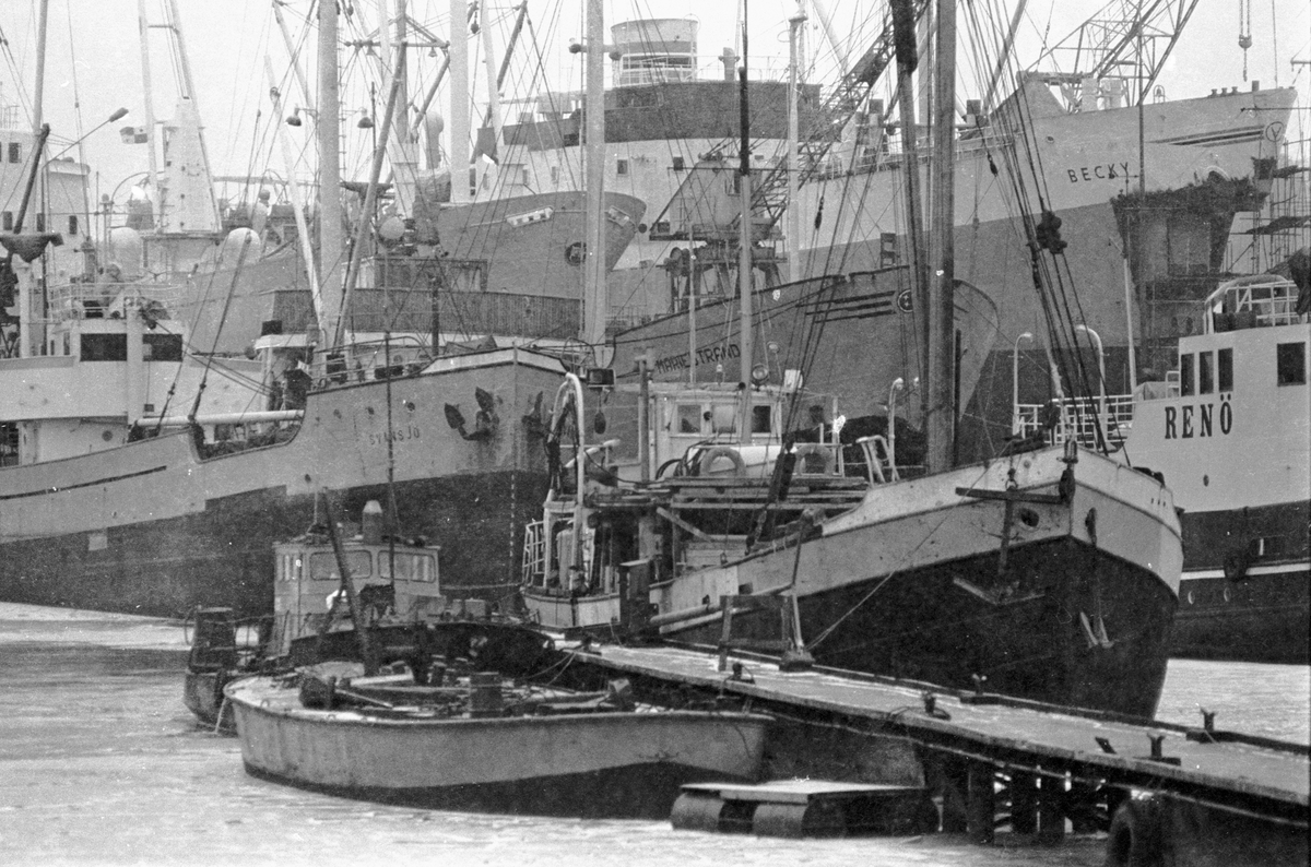 Fartyg på Ekensbergs varv 1970. På bilden ses bl. a.  de finska lastfartygen SVANSJÖ (urspr. FINKENWARDER) och MARIESTRAND (urspr. BLÀFELL) samt bogserbåten RENÖ (urspr. marinens hjälpfartyg SÖKAREN). Vidare i lilla dockan det danska lastmotorfartyget TONNA samt i stora dockan det Panama-registrerade lastmotorfartyget BECKY.