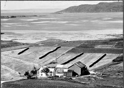 Flyfoto av gården Langøra på Grande. Storfosna i bakgrunnen.