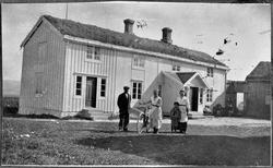 I gårdstunet på Markagården på Grande