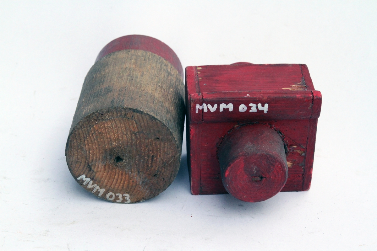 Tremodell av maskindel fra Skibladners dampmaskin fra 1888, for støping av tilsvarende i støpejern. Fra Akers Mekaniske Verksted.
To runde deler, med en firkant i midten. Rødmalt.