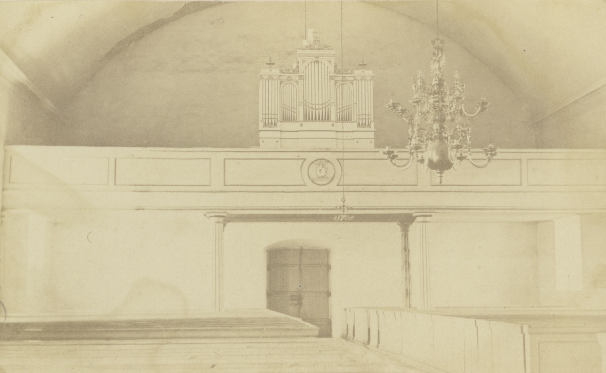 Interiör från Gamleby kyrka, mot orgelläktaren.