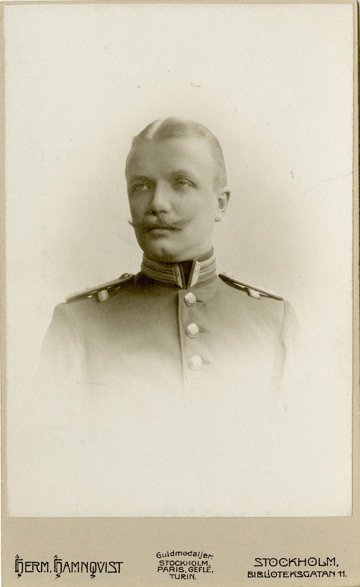 Porträtt av Seth Axel Thuresson, löjtnant vid Södermanlands regemente I 10.
Se även AMA.0006720.