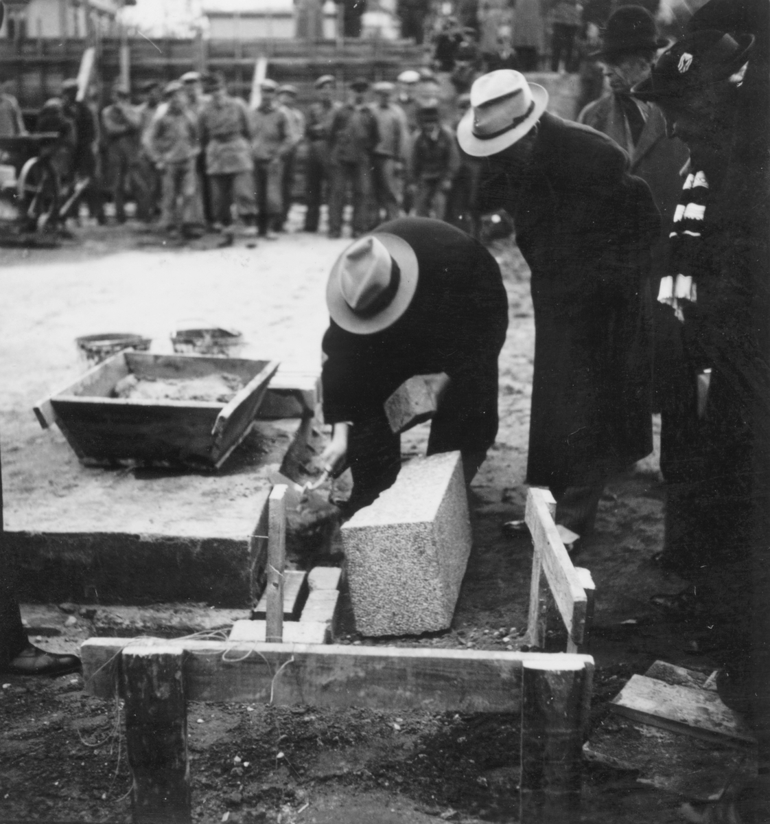 Grundstenen för Gävle Museum lägges 26 oktober 1938. Borgmästare Nils Berlin håller i mursleven.