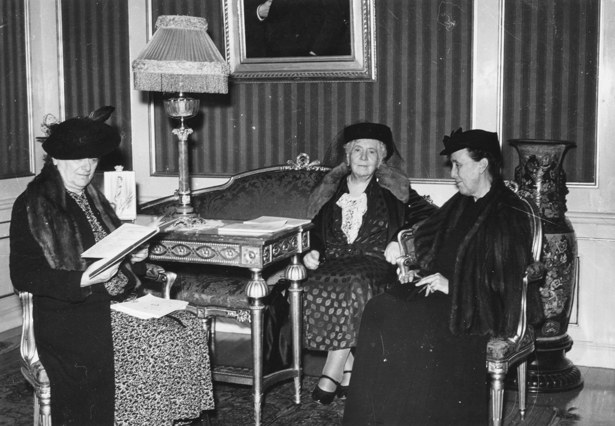 Friherrinan Sophie Louise Von Plessen, Köpenhamn i mitten samt och till höger i i bild Anna Von Rettig. Åbo, sitter i Rettigsksa rummet i samband med museets invigning 19 oktober 1940.