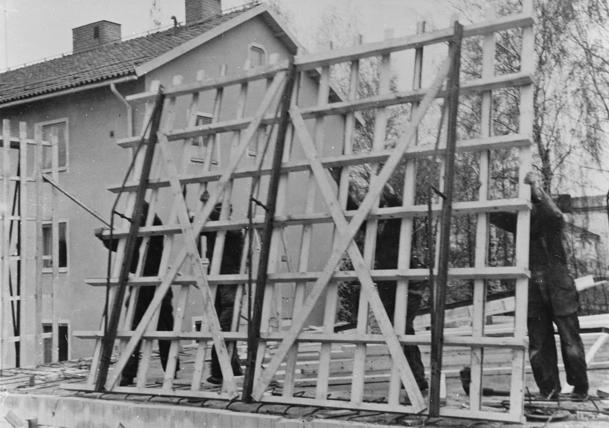 Gjutningsarbeten vid Diös-bygget i kvarteret Blocket i Sandviken, oktober 1953. Vid gjutningsarbetet användes bl.a. "Specialformluckan" tillverkad av plywood från fabriken i Ljusne.