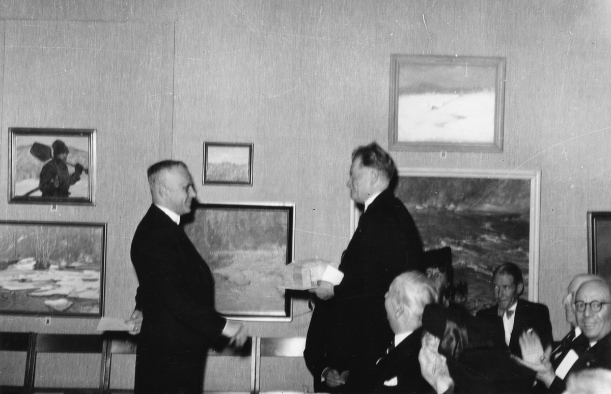 Borgmästare Nils Berlin mottar hyllningar å Gävle Museums vägnar vid invigningen 29 september 1940.