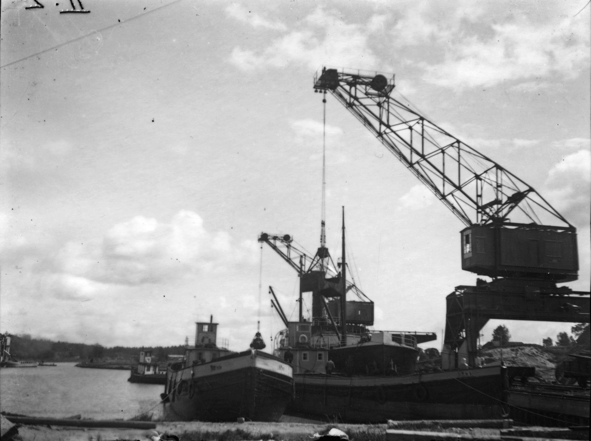 Kokslastning vid djuphamnen, 1937. Omlastning av koks till Örebro gasverk i Köpings djuphamn.
