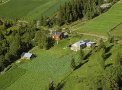 Bekkelund. Småbruk. Rødt våningshus, fjøs og ekstra uthus. Å