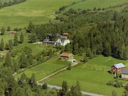 Sole pensjonat, Follebu. Hvit bygning med altan. Valmet tak.