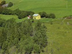Engelandsbakken. Gul stue, lite uthus. Hage med grønnsaker. 