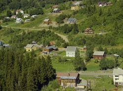 Segalstad Bru. Mange eneboliger, ett nybygg. Gammelt hus for