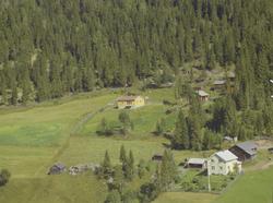 Haugerud. Gult enetasjes privat hus med rødt tak. Inngjerdet