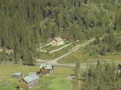 Bak; Veines (Ivar Haugen), gult bolighus med hvitt gjerde, F