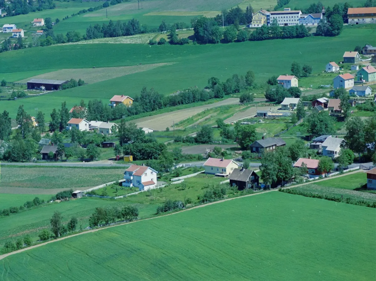 Flyfoto, Lillehammer, Søre Ål. Klyngen av hus er Hamarvegen 106-110. Det lave hvite er Hamarvegen 108.  Husene nå har nummer 110 med bokstaver, men det hvite huset nederst var tidligere Hamarvegen 10. Øverst ligger Holen gård og Skogli sanatorium.