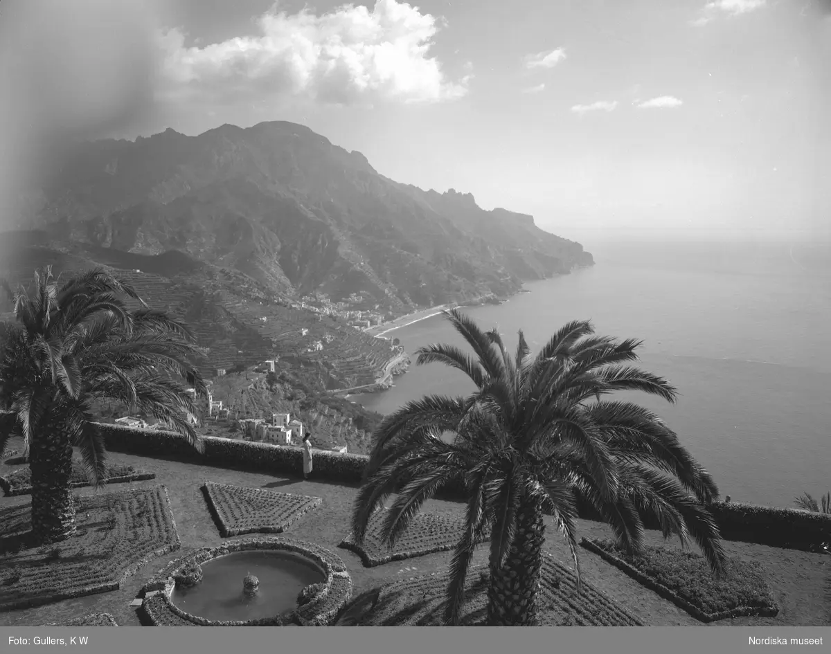 Utsikt över havet från ruinstaden Ravello som ligger 400 meter över Amalfis vågbrytare