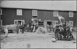 Tresking på Brekstad gård.