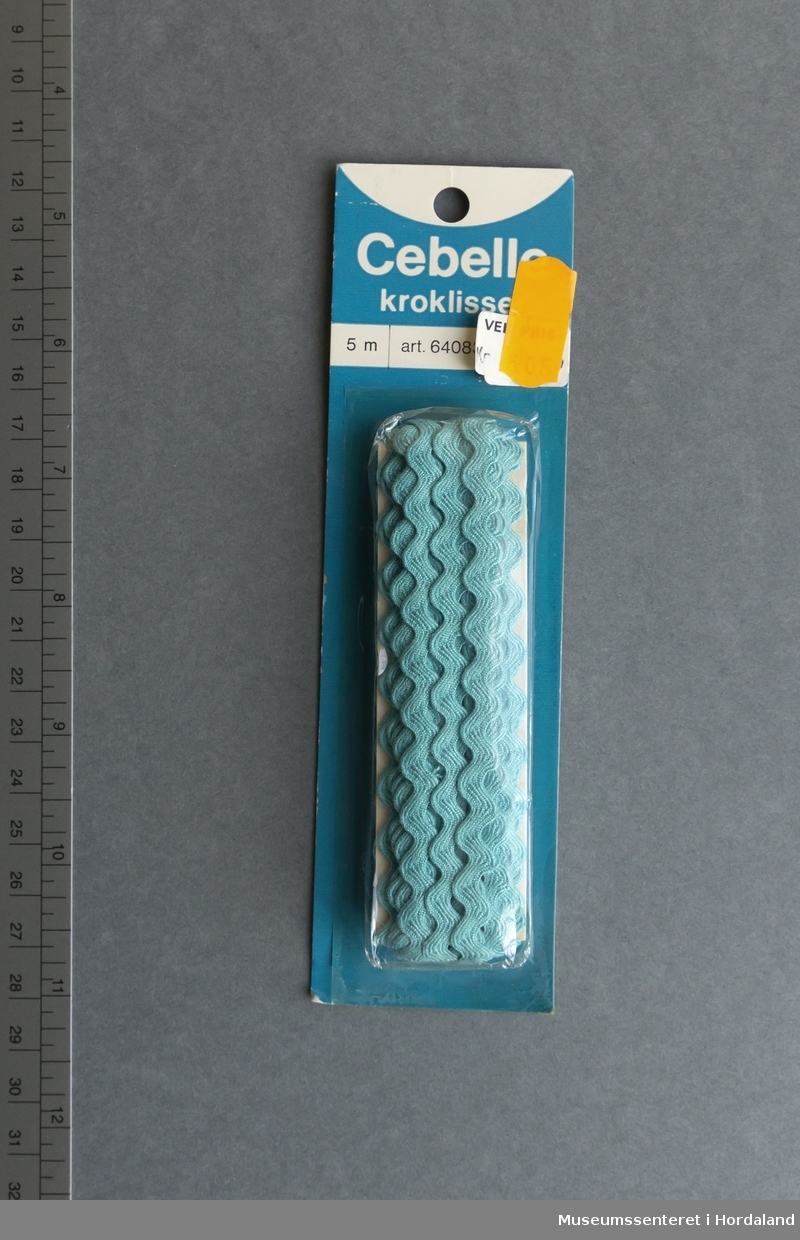 Ein pakke turkis kroklisser frå Cebelle, i uopna emballasje.
Produsert av Oslo Baand & Lidsefabrik.