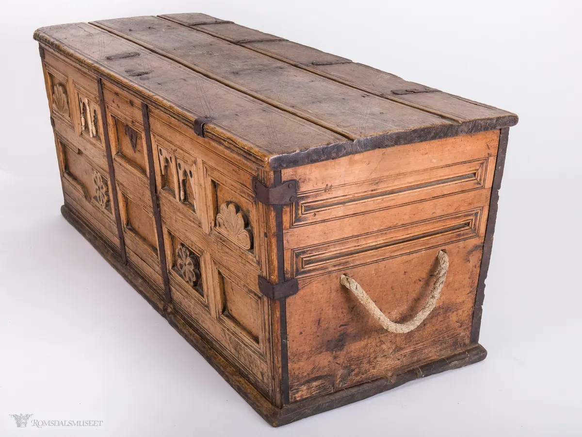 Ruter,skjellmønster, blomstermønster.

To gotiske buer med søyler er skåret ut på hver side av låsen. På hver side av disse igjen, er det skåret ut en vifteformet rosett eller et skjell. Under de gotiske buene er det skåret ut en rosett