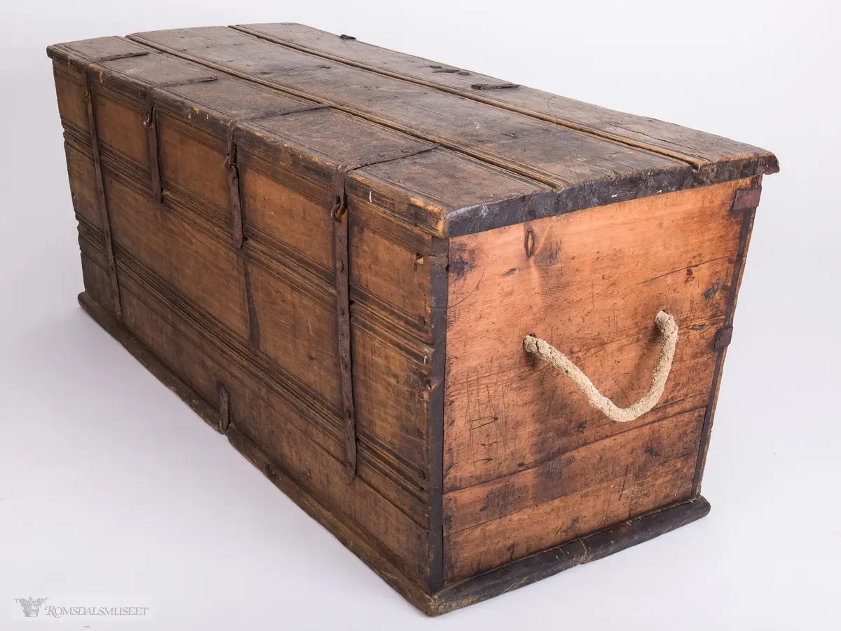 Ruter,skjellmønster, blomstermønster.

To gotiske buer med søyler er skåret ut på hver side av låsen. På hver side av disse igjen, er det skåret ut en vifteformet rosett eller et skjell. Under de gotiske buene er det skåret ut en rosett