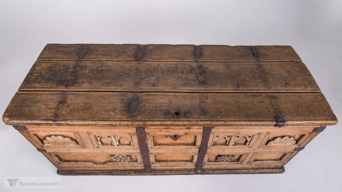 Ruter,skjellmønster, blomstermønster.

To gotiske buer med søyler er skåret ut på hver side av låsen. På hver side av disse igjen, er det skåret ut en vifteformet rosett eller et skjell. Under de gotiske buene er det skåret ut en rosett