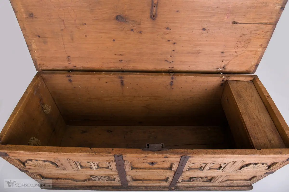 Ruter,skjellmønster, blomstermønster.

To gotiske buer med søyler er skåret ut på hver side av låsen. På hver side av disse igjen, er det skåret ut en vifteformet rosett eller et skjell. Under de gotiske buene er det skåret ut en rosett