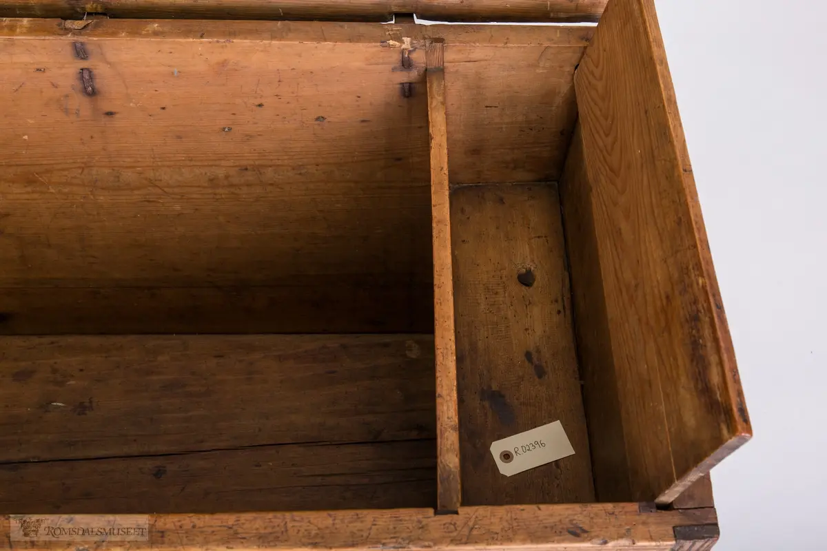 Ruter,skjellmønster, blomstermønster.

To gotiske buer med søyler er skåret ut på hver side av låsen. På hver side av disse igjen, er det skåret ut en vifteformet rosett eller et skjell. Under de gotiske buene er det skåret ut en rosett