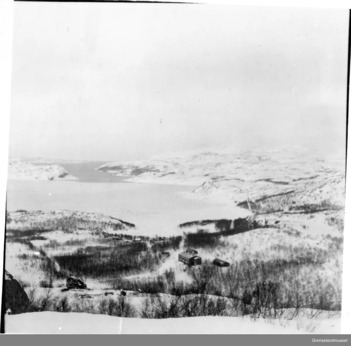 Ropelvbygda mot nord. Som vanlig om vinteren ligger isen til Renøysund. Her ute ekspedertes "lokalen" før hurtigruten kom til Kirkenes. Derfra bar det med hest og slede over fjellet til Jarfjord, Elvenes, Kirkenes og Pasvikdalen.