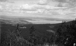 Utsikt mot Mjøsa, Helgøya og Stangelandet, trolig fra område