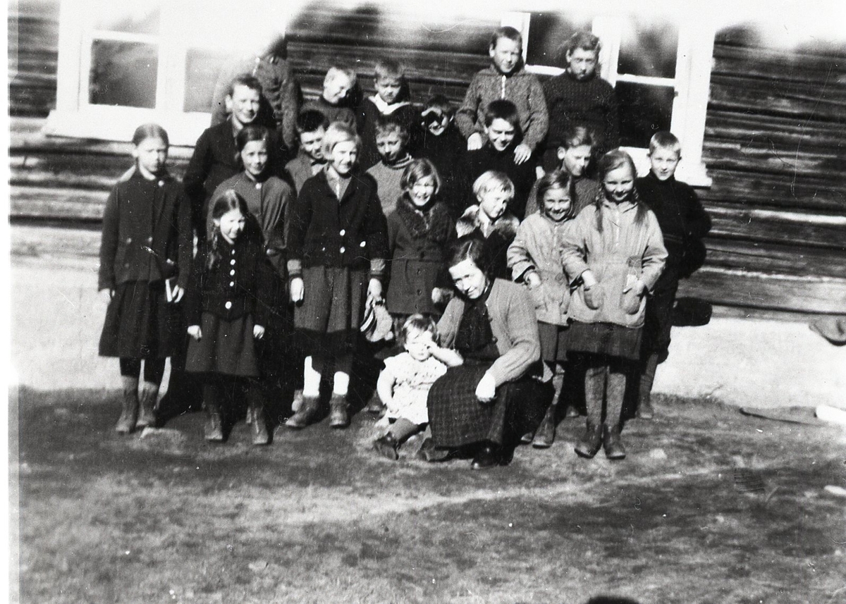 Gruppe, skjørt, bluse, jakke, bukse, stølsbu og Gruppe, skjørt, bluse, jakke, bukse, stølsbu og
