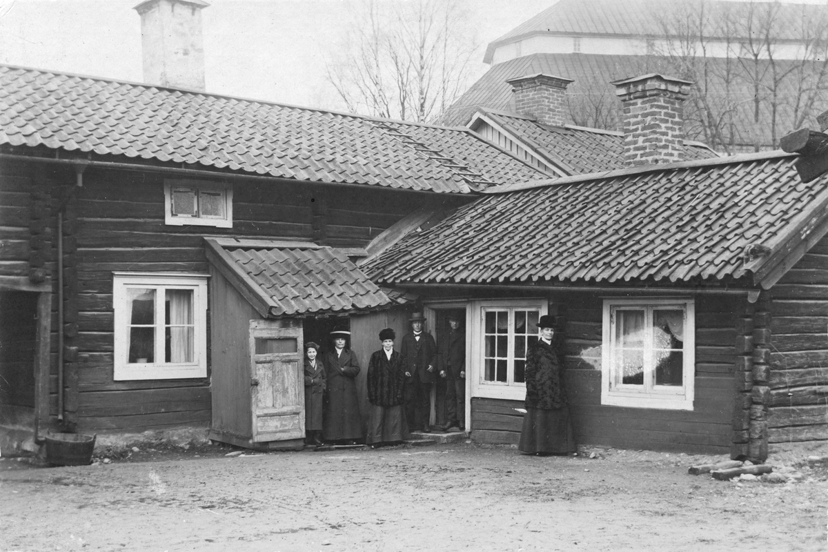 Bokbindare Törngrens gård, vid St. Kyrkogatan. 1880-tal.