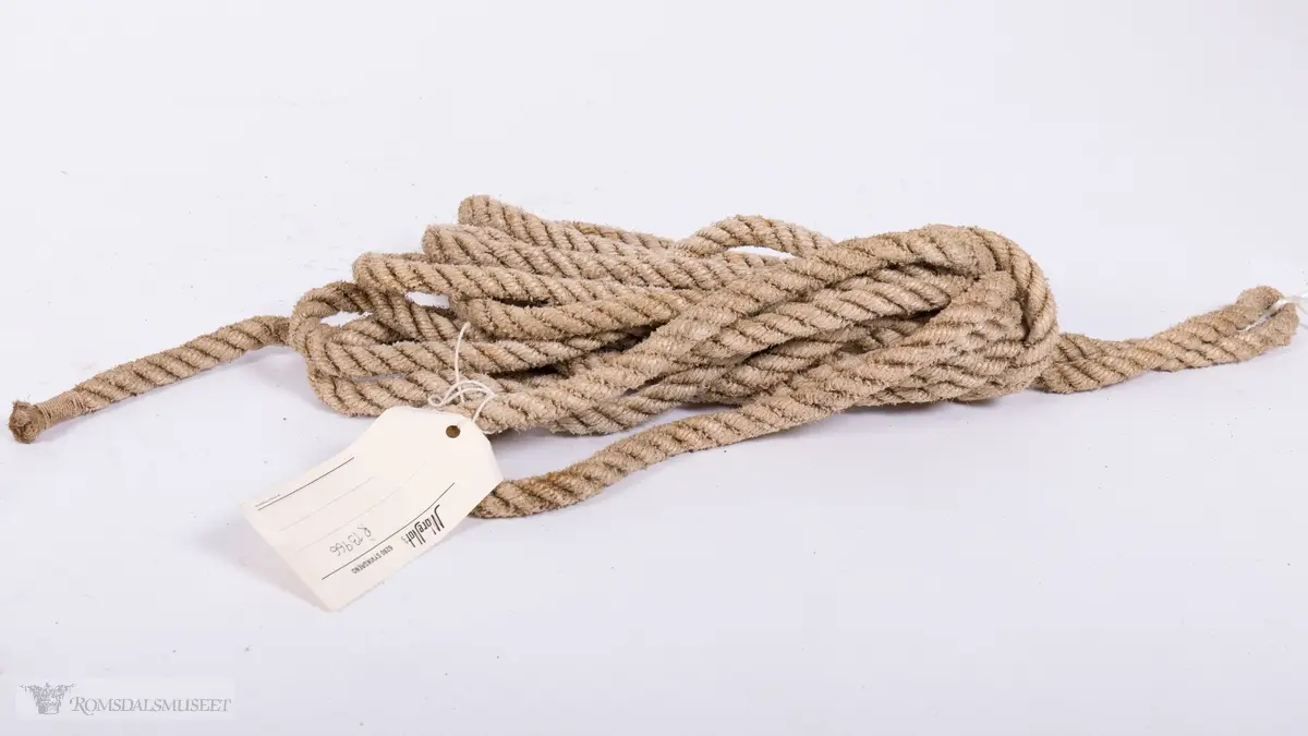 Bunt med sisaltau. Har vært kaggeslag, eller det tauet blåsene/kaggene var festet til kabelen med.