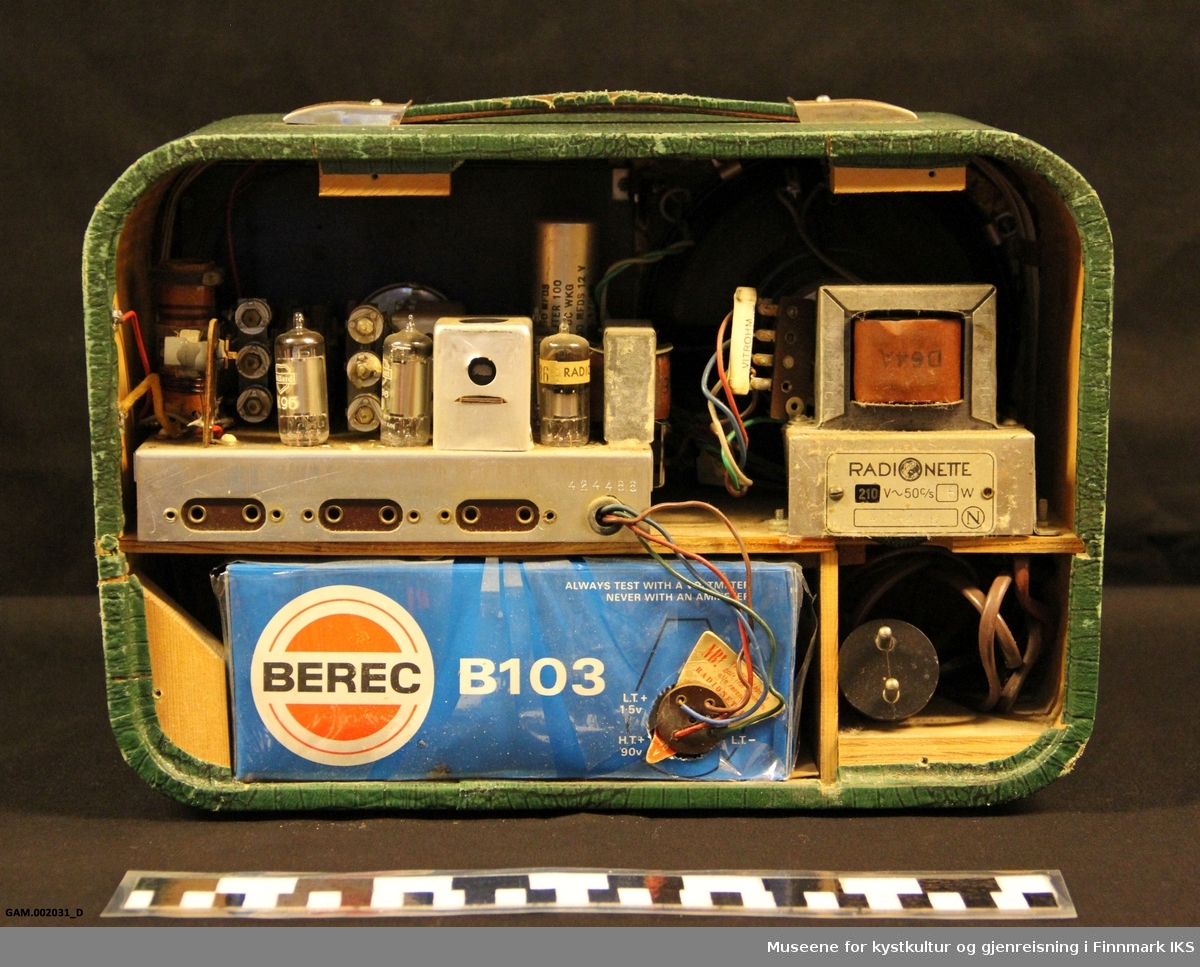 Kurér utgave nr. 2
Kurér var et bærbart radioapparat produsert av den norske radiofabrikken Radionette, startet av Jan Wessel fra 1928. Den første Kurérmodellen ble lansert i 24. april 1950. Kurér hadde fire direkteglødete radiorør og høyttaler med permanentmagnet. Den hadde fire bølgebånd: langbølge, mellombølge, fiskeribølge og kortbølge. Den var tenkt som en reiseradio som også kunne brukes hjemme og kunne forsynes fra både lysnettet og en batteriblokk med 90 V og 1.5 V spenninger. Vekten var 7.6 kg med batteriet.

Knapt 700 eksemplarer ble laget av modell nr. 1, som ble kalt "firkantkurér" på grunn av de skarpe hjørnene. Modell nr. 2 med runde hjørner ble produsert frem til 1958. Modellen Kurér var en stor suksess og det ble produsert tilsammen 224.000 eksemplarer. Den ble også eksportert til over 60 land, først til Thailand. Modell 2 ble levert nesten 40 forskjellige farver, nyanser og mønstre.[1][2]

I 1958 kom utgaven kalt Kurér Transi som brukte transistorer og ble drevet av vanlige 1.5 V lommelyktbatterier. Den slo ikke så godt an.
Radionette reiseradio ble lansert før Reiseradioen på NRK, som startet opp i 1963.
Reiseradioen er et norsk, direktesendt radioprogram som sendes om sommeren på NRK P1. Johan Vigeland var grunnleggeren, som ønsket å lage et lett radioprogram med reisende reportere og mye musikk. Første sending gikk på lufta 24. juni 1963. Programmet har blitt en radioklassiker og lyttermagnet. Reiseradioen har rundt én million lyttere en vanlig dag og er dermed Norges aller mest populære radioprogram.