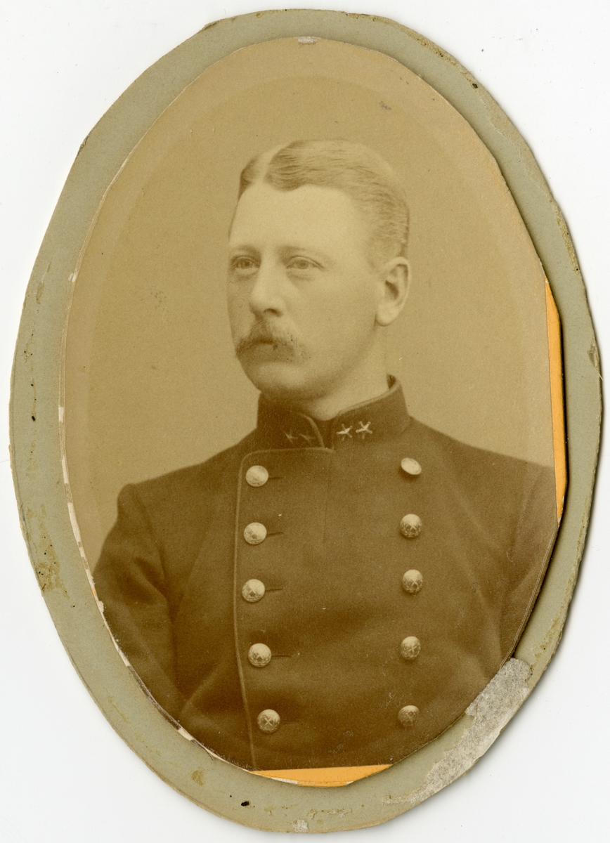 Porträtt av Johan Gustaf Fabian Wrangel, överstelöjtnant vid Generalstaben.
Se även AMA.0009215, AMA.0009232, AMA.0009233 och AMA.0009202.