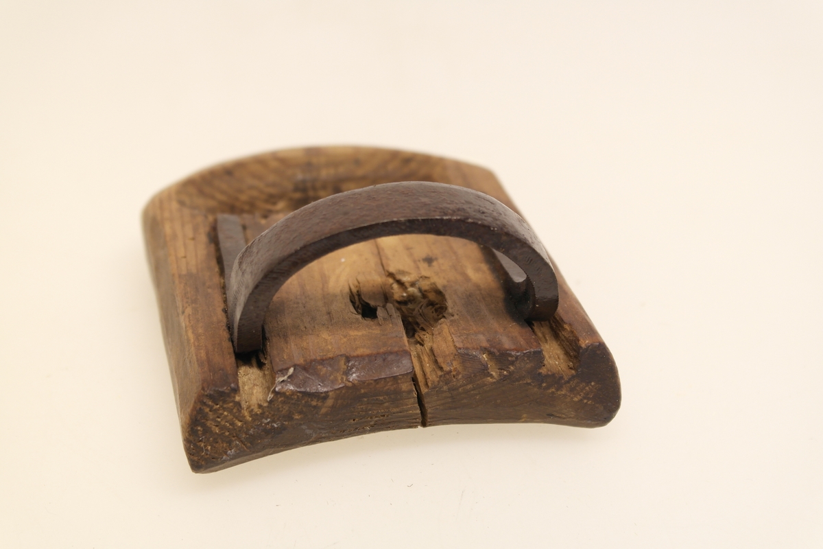 Skinnskrape (Skinnfellbråk) i jern og tre. Jernskrape fastnaglet på håndtak av tre, som har håndtakhull.