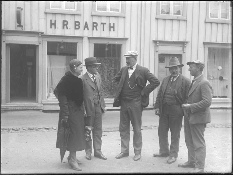 Fra venstre: Fru Barth (den første), Harald Robert Barth, Leif Godager (redaktør). Forran H.R. Barth's butikk i Sjøgata.