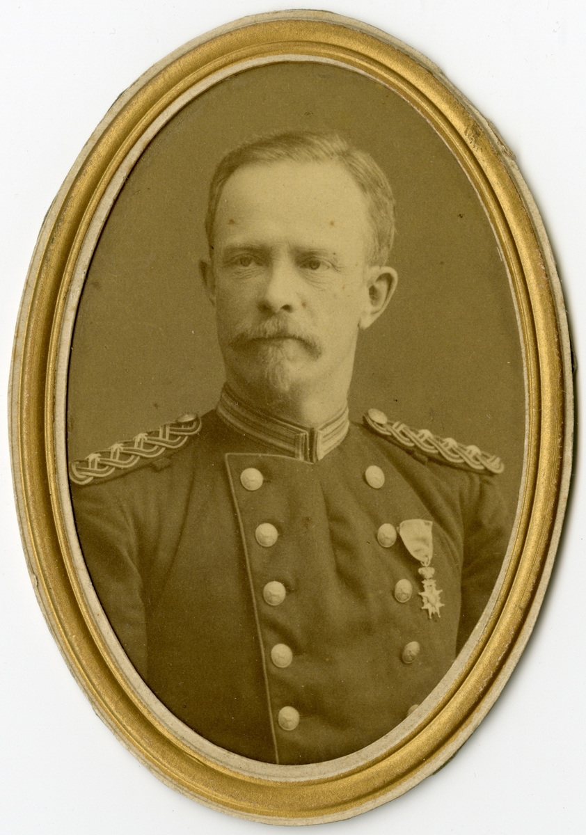 Porträtt av Zacharias Edvard Wallmark, kapten vid Norrbottens fältjägarekår I 19.
Se även AMA.0009201.