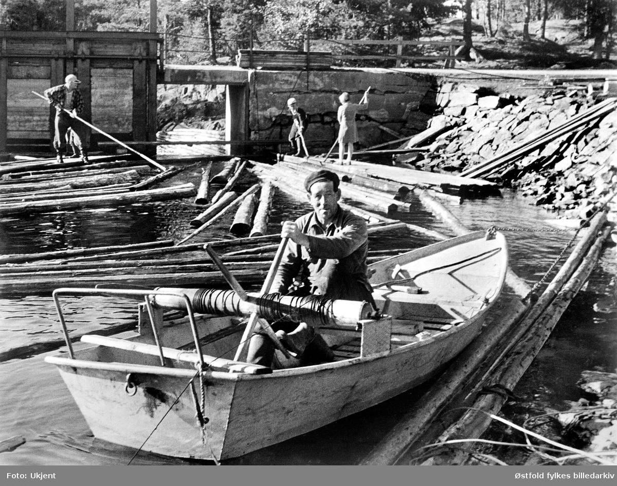Båt for varping av tømmer, "Tjor", ved Kolstadfoss i Setskog, 1955.